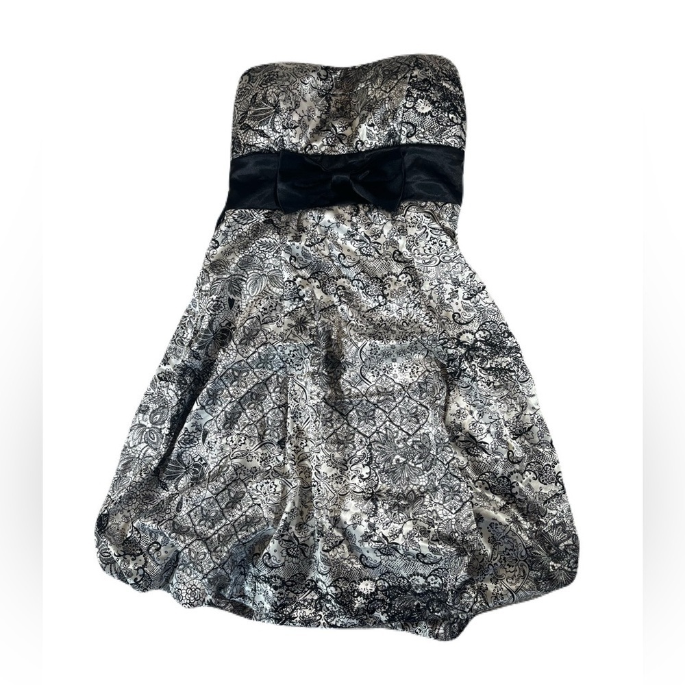 Elegant Black and White Patterned Bubble Hem Dress